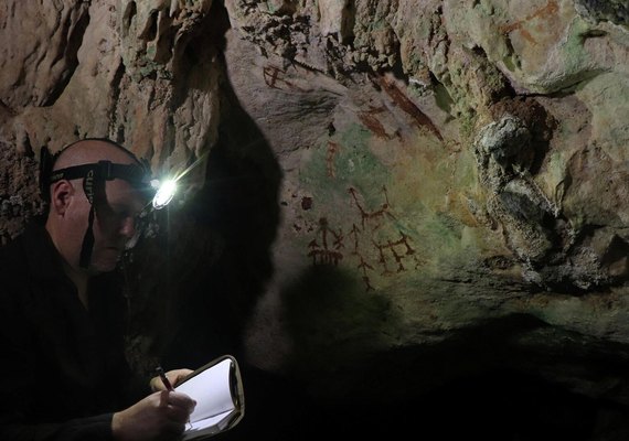 Marcas de mãos de 67.800 anos na Indonésia desafiam cronologia da arte humana