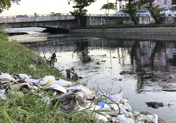 Metade das cidades brasileiras ainda despeja lixo a céu aberto, revela estudo