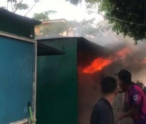 Vídeo: Barraca pega fogo no Centro de União dos Palmares