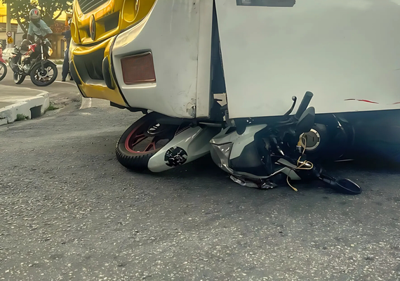 Corpo de Bombeiros resgata vítimas de colisão entre ônibus e motocicleta em Maceió