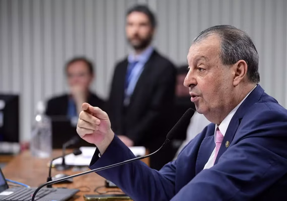 Aziz mantém relatório da PEC do fim da 6x1 para acelerar votação