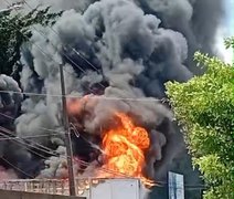 Caminhão-baú pega fogo no conjunto Salvador Lyra, em Maceió