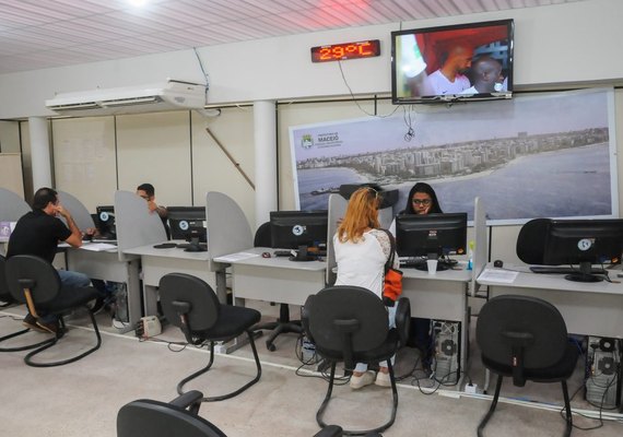 Presença do Sine Maceió movimenta o Shopping Popular