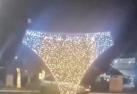 Calcinha gigante vira decoração de Natal e chama a atenção em Minas Gerais
