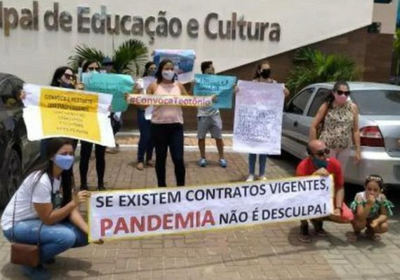 Professores aprovados em concurso realizam protesto e cobram nomeação