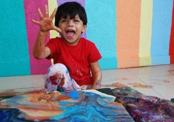 Menino de 4 anos pinta quadros vendidos por milhares de dólares