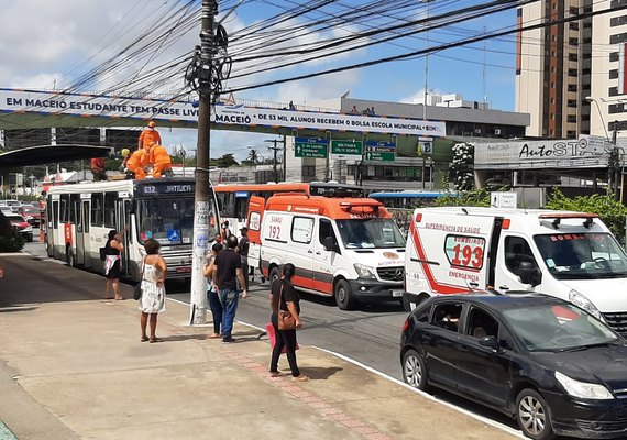 Jovem que caiu de passarela é resgatada pelos Bombeiros e Samu