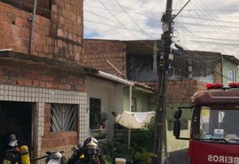 Quarto de residência pega fogo no bairro do Jacintinho