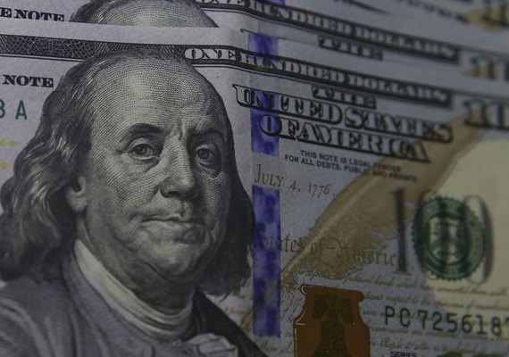 Dólar cai para R$ 4,84 e fecha no menor valor desde março de 2020