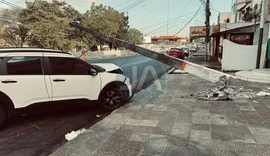 Motorista perde controle de carro e bate em poste em Arapiraca