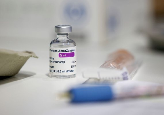 Coquetel da AstraZeneca contra Covid reduz risco de casos graves e morte