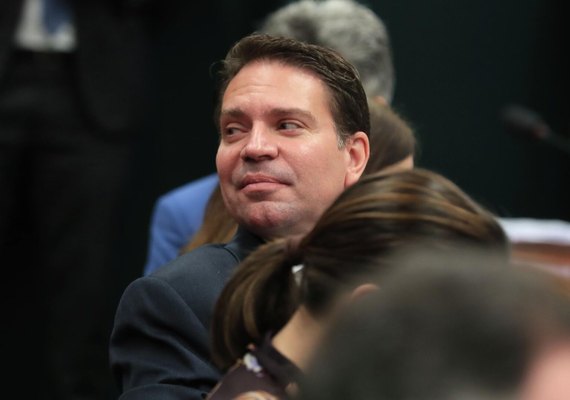 Mulher de Ramagem confirma que deputado federal condenado por golpe fugiu para os EUA