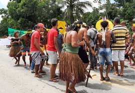 Indígenas voltam a bloquear trechos da BR-101, em Joaquim Gomes