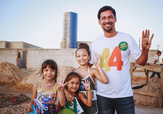 Ao lado de JHC, Rodrigo percorre conjuntos habitacionais de Maceió e anuncia melhorias na educação e na saúde