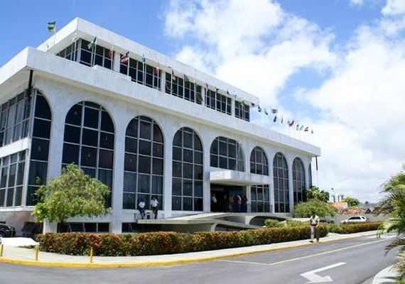 Sem licitação: tribunal suspende contrato de R$ 55 milhões da prefeitura de Maceió