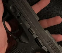 Polícia apreende pistola e drogas após fuga de homem pelo telhado