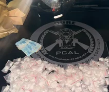 Suspeita de tráfico, jovem é presa com cocaína e dinheiro em Maceió