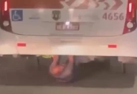 Homem é flagrado “pegando carona” na parte inferior de ônibus em Maceió