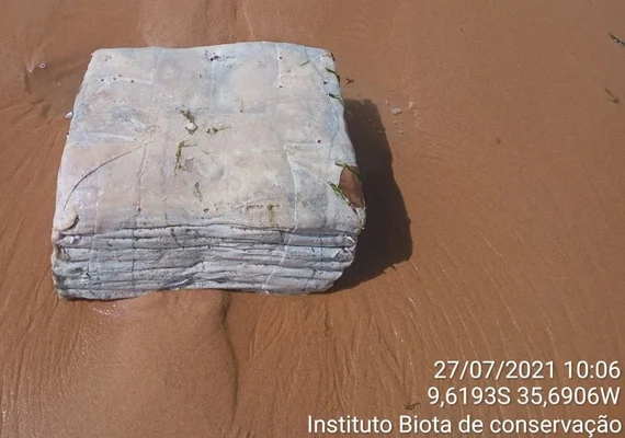 Caixas misteriosas aparecem na Praia de Jacarecica, em Maceió