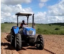 CPLA fornece maquinário para cooperados prepararem a terra para o plantio