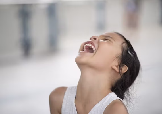 Ciência explica riso incontrolável em situações inadequadas; confira