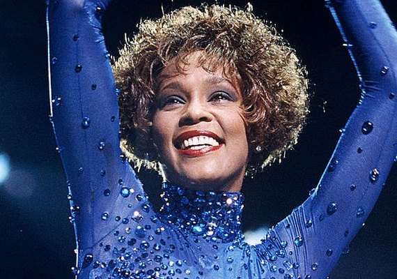 Whitney Houston é a primeira artista negra a conseguir três discos de Diamante