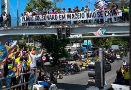 Fleming participa de protesto contra Flávio Bolsonaro (PL) e faz panfletagem na Ufal