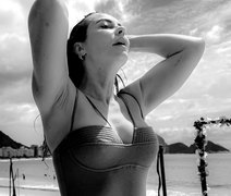 Paolla Oliveira impressiona web após foto com bíquini cavado