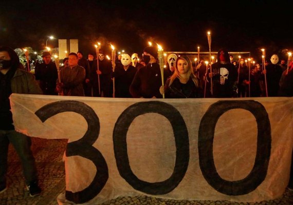 Grupo Os 300 do Brasil faz manifestação em frente ao STF