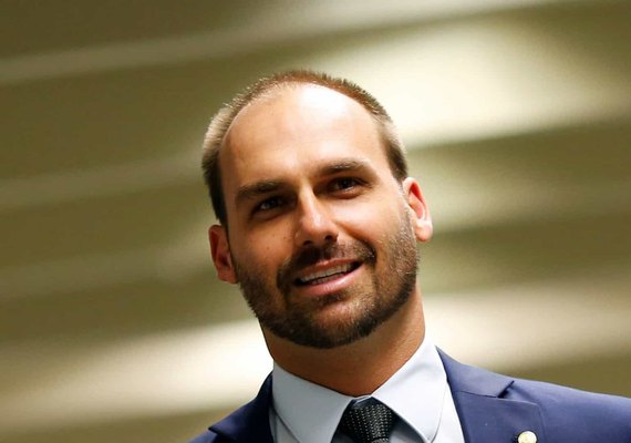 Todos nós fomos eleitos com a ajuda do presidente, diz Eduardo