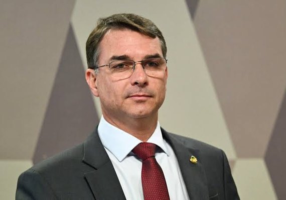 Flávio Bolsonaro não assina carta contra trabalho escravo
