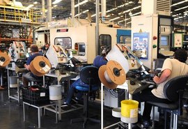 Faturamento da indústria desacelera em fevereiro, diz CNI