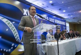 Renan Filho debate equilíbrio fiscal com vereadores em Brasília