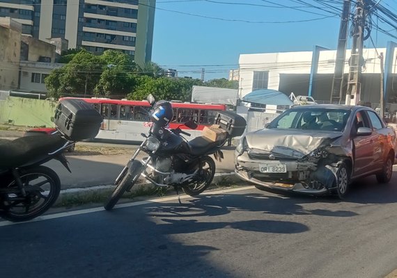Acidente na Avenida Gustavo Paiva deixa homem ferido e bombeiros são acionados