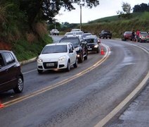 Caminhão cai de ribanceira, em São José da Laje, após sobrar em curva na BR-104