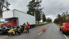 Dois alagoanos morrem e um fica gravemente ferido em colisão entre carro e caminhão em MG