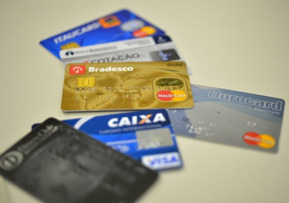 Concessões de crédito recuaram e juros caíram no mês de maio