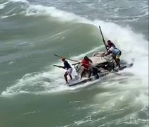 Vídeo mostra dificuldade de pescadores de Maceió para entrar no mar e imagens viralizam