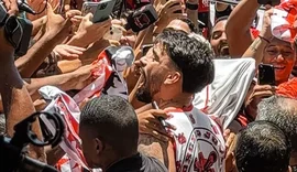 Paquetá desembarca no Rio e celebra retorno ao Flamengo