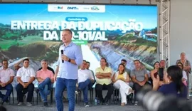 Renan Filho entrega obra e ataca políticos que colocam Estado em risco