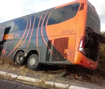 Ônibus sai da pista e cai em ribanceira na BR-101, em São Miguel dos Campos