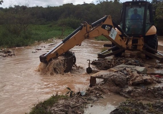 Mais de 150 toneladas de detritos foram retiradas do Riacho do Silva, em Bebedouro