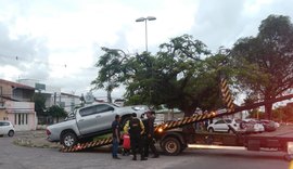 SMTT fiscaliza e remove veículos irregulares