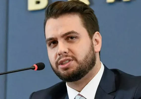 Quem é Filipe Martins, ex-assessor de Bolsonaro que voltou à prisão por ordem de Moraes