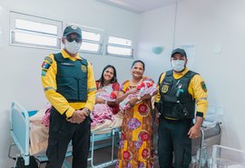 Emoção: agentes que socorreram mãe e gêmeas no dia do parto as reencontram no hospital