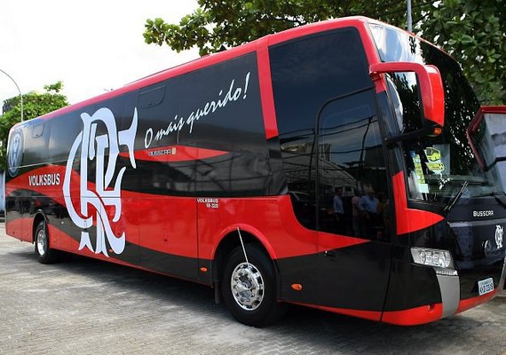 Delegação do Flamengo evita protestos utilizando saída alternativa no Rio