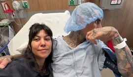 Travis Barker passa por cirurgia após sentir dormência nas mãos e nos dedos