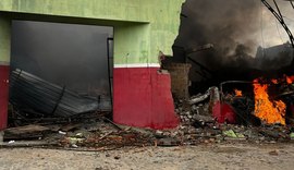 Incêndio de grandes proporções atinge distribuidora de embalagens em Arapiraca