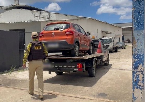 Agentes do DMTT encontram e recuperam carro roubado na Ponta Verde