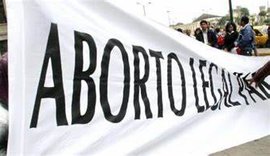 Menina de 13 anos dá a luz após sofrer estupro e ter aborto negado